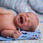 Болит живот у новорожденного