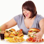 Фактором риска развития билиарной формы заболевания является переедание