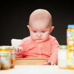 Малыш и баночки с детским питанием